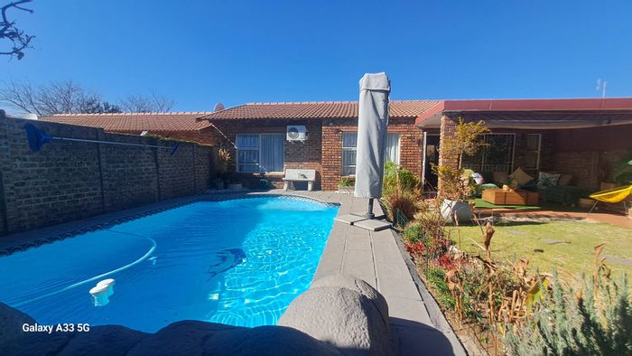 Property #2267250, Townhouse For Sale in Kelvin