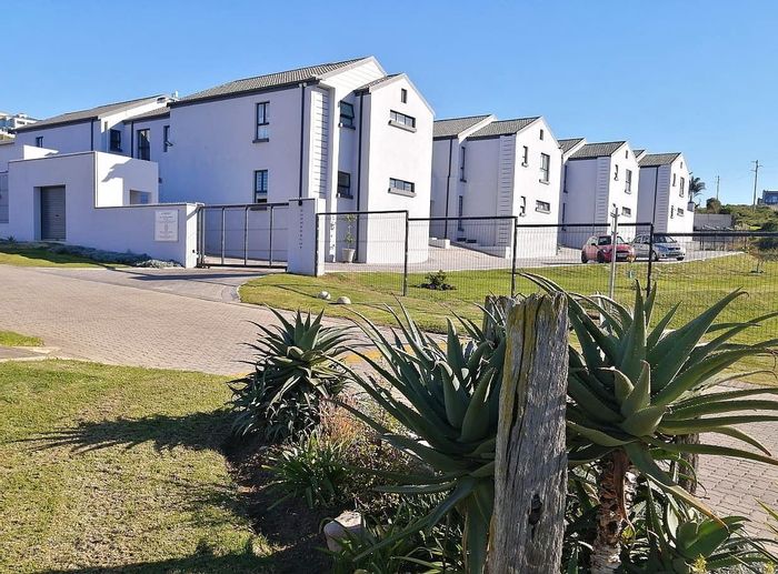 Island View Apartment To Rent: 3 bedrooms, indoor braai, garage, ample storage.