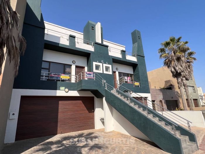 Long Beach Townhouse For Sale: 3 bedrooms, BBQ area, double garage, sea views.
