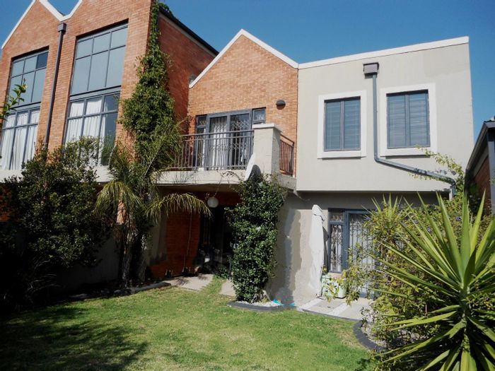 For Sale: Spacious townhouse in Darrenwood with pool, security, and garden.