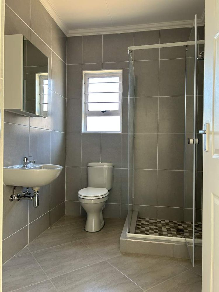 Main bedroom ensuite.