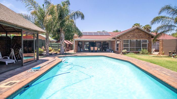 Lakefield House For Sale: Pool, lapa with jacuzzi, spacious living areas, and staff quarters.