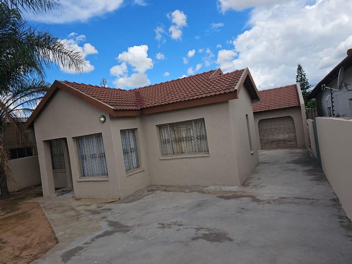 3-Bedroom House with Outside Room & Garage for Sale in Seshego.
