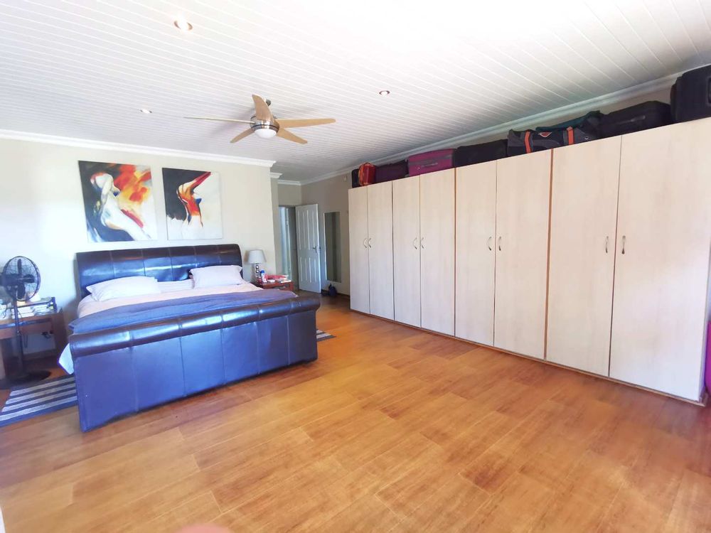 MAIN DWELLING - MASTER BEDROOM HAS EN-SUITE 