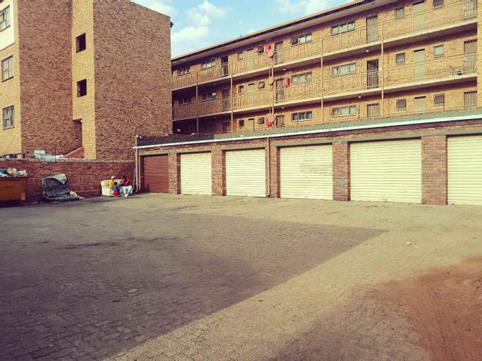 For Sale: Apartment in Kempton Park Central with 24-hour security and garage.