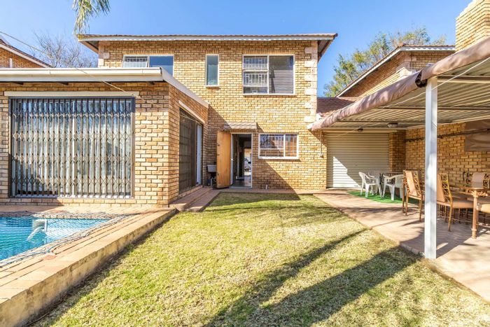 Spacious Townhouse in Wilgeheuwel: Pool, Parking, Close to Curro School, For Sale!