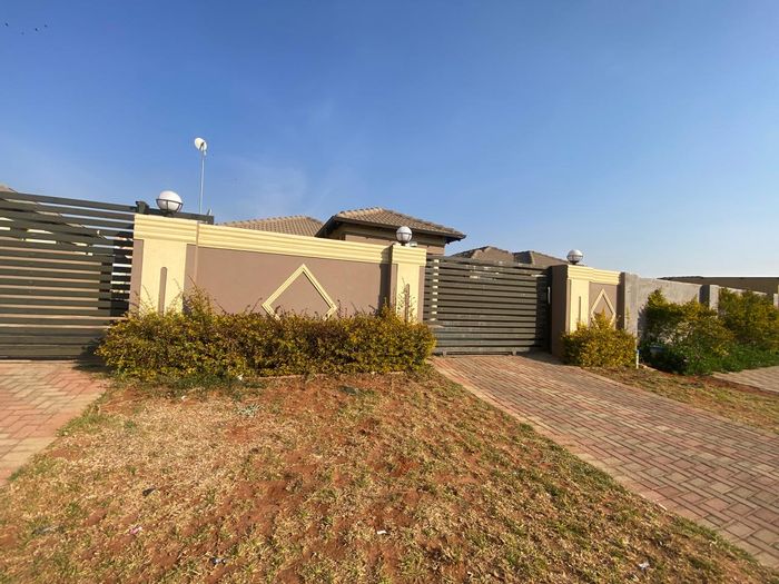 House to Rent in Alliance: 3 bedrooms, spacious yard, and en-suite master.