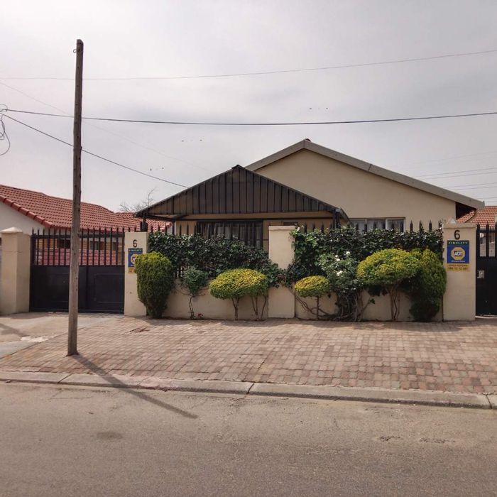 Regents Park House For Sale: 3 Bedrooms, spacious living, secure parking, close to amenities.