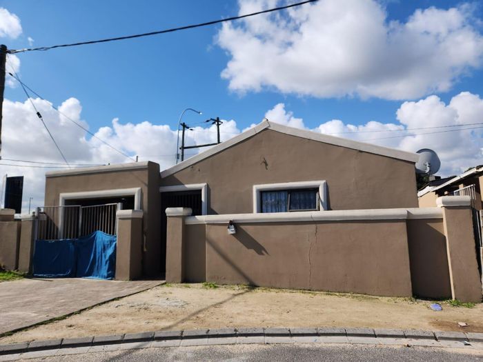3-bedroom house in Khayelitsha Central, for sale with spacious yard and potential.