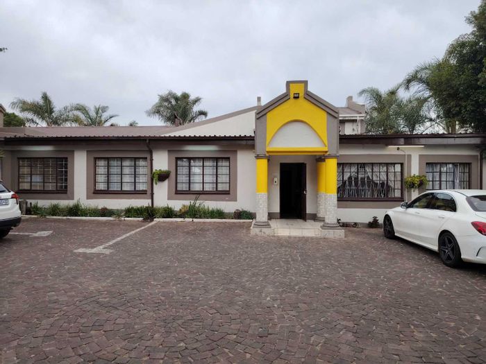 For Sale: Guest House in Benoni Central with 20 en-suite rooms and amenities.