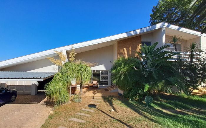 Amandelrug House For Sale: 5 Bedrooms, indoor braai, pool, ample space.