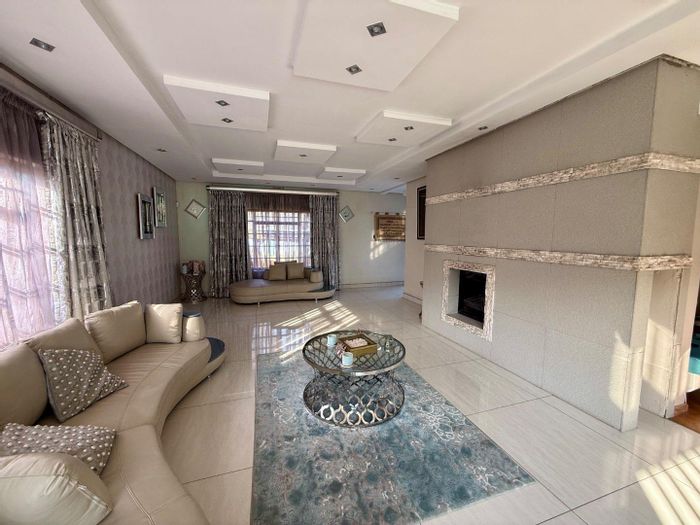 4-Bedroom House in Vryheid Central For Sale with Pool, Inverter, and Borehole.