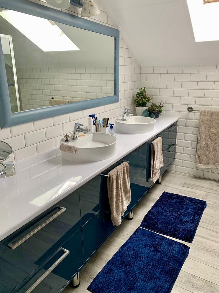 The main bathroom with two basins