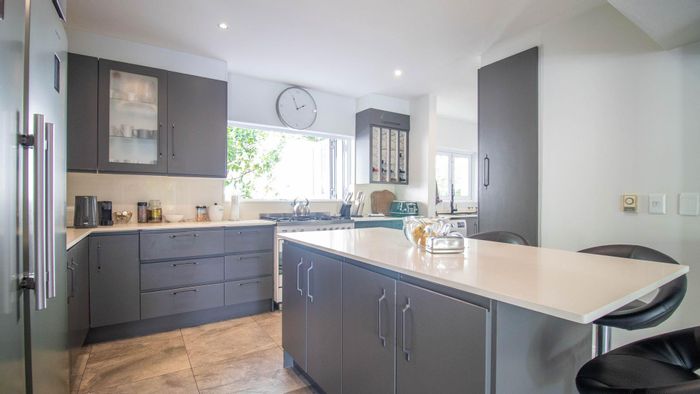 Dainfern House To Rent: 4 beds, solar power, staff accommodation, pet-friendly garden.