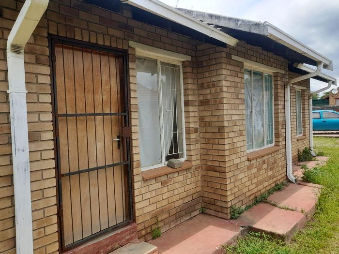 For Sale: 3-Bedroom House in Swartruggens Central with Spacious Yard and Open Plan.