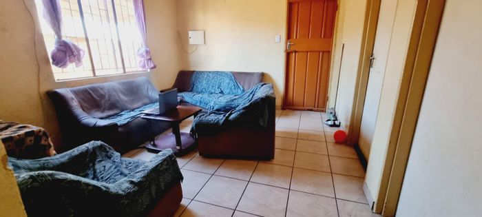 For Sale: Katutura house with 4 bedrooms, 2 bathrooms, and spacious lounge.