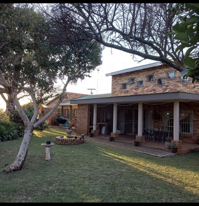 House To Rent in Boschkop AH: Loft, pool, large yard, double garage, pet-friendly.