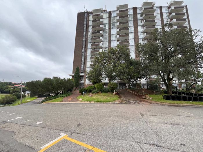 To Rent: Spacious 2-bedroom apartment in Constantia Kloof with pool and security.