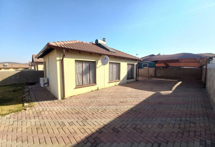 House for Sale in Elandspoort: 3 bedrooms, garden, air conditioning, Fibre Wi-Fi.