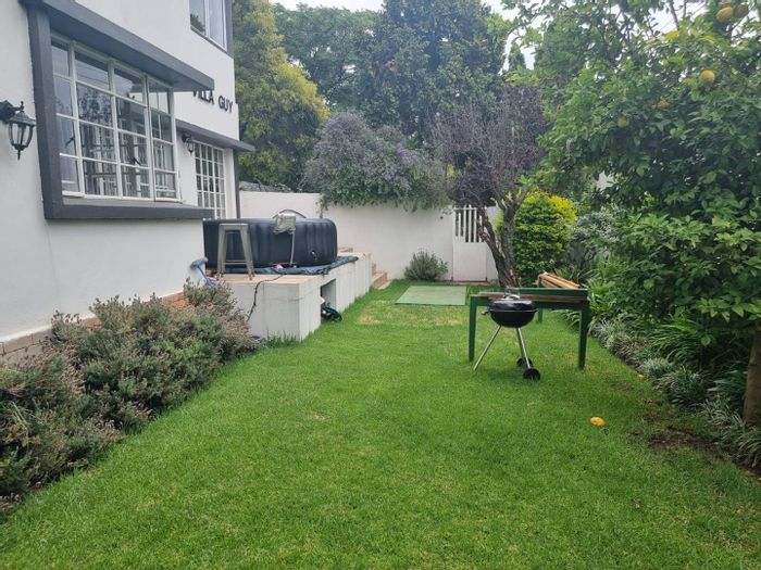 Apartment To Rent in Parktown North: 2 beds, garden, pet-friendly, unique Art Deco style.