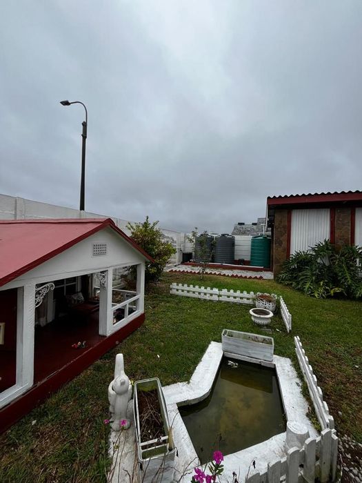 Unique 3-bedroom house in Parsonsvlei with pool, boma, and greenhouse. To Rent.