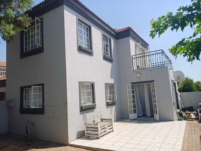 For Sale: Townhouse in Brakpan North with 2 beds, security, low levies.