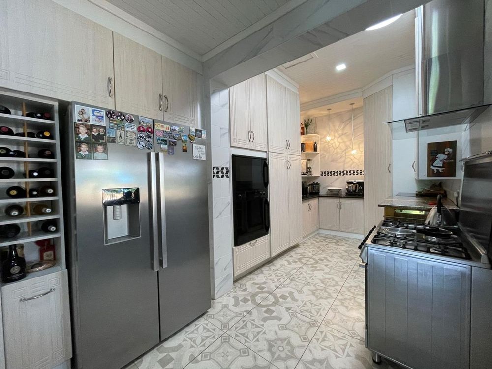 HOUSE: Stunning Kitchen