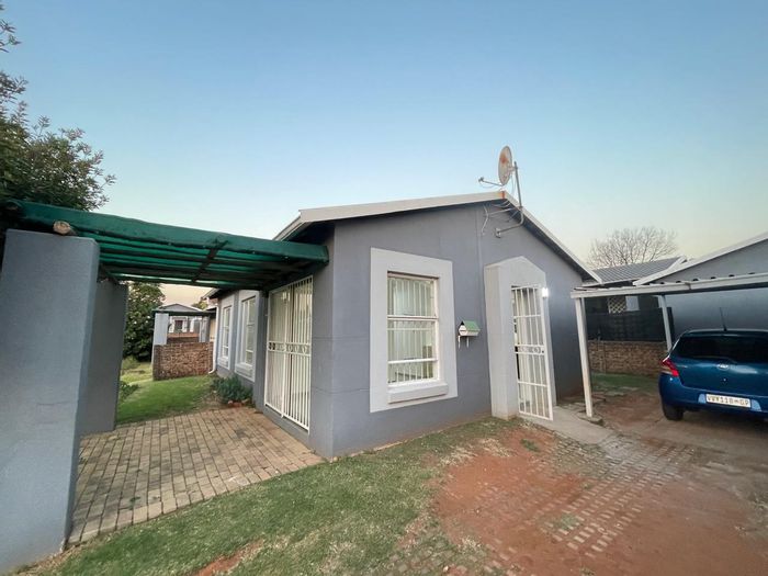 Property #2388375, Townhouse Rental Monthly in Fairland