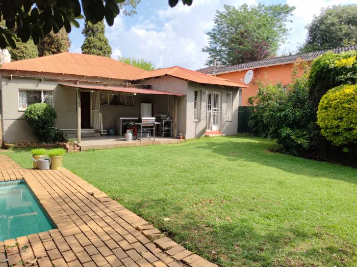 For Sale: Greymont House with 3 beds, splash pool, tandem garage, and fibre internet.