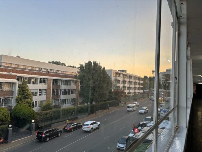 Illovo Apartment To Rent: 2 bedrooms, private patio, secure parking, near restaurants.