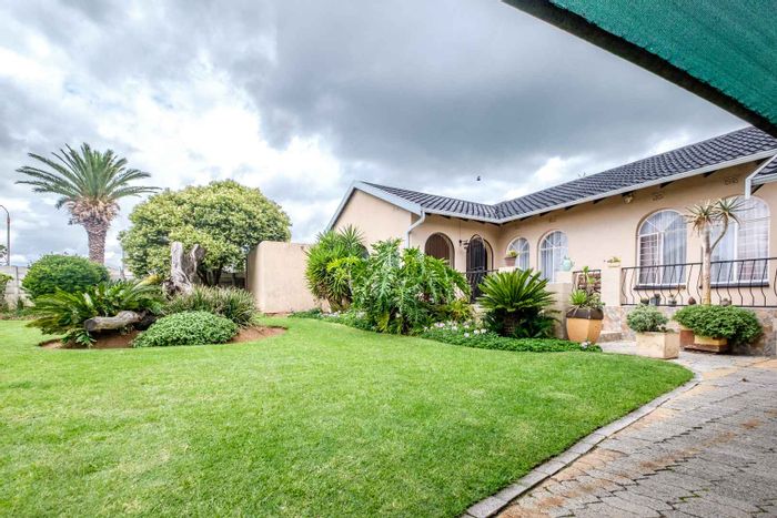 House For Sale in Freeway Park: 3 Bedrooms, Pool, Security, and Ample Parking.