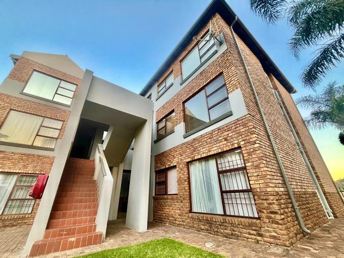 Bassonia Townhouse For Sale: 2 beds, pool access, secure parking, great location.