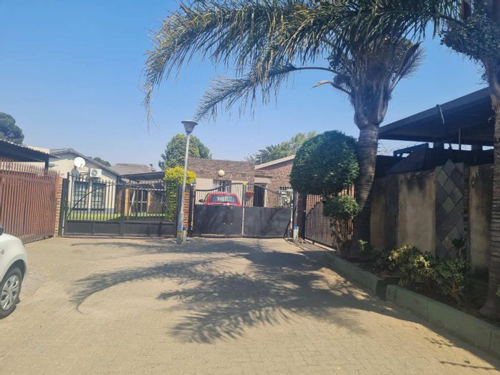 3-Bedroom House For Sale in Boksburg North with garden, patio, and spacious lounge.