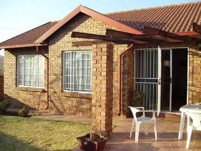Highveld Townhouse To Rent: 3 Bedrooms, garden, 2 garages, and carports.