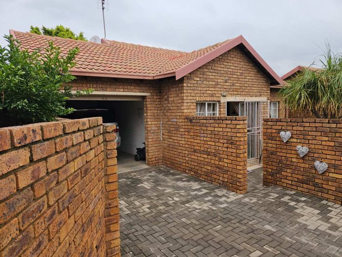 Amberfield Glen Townhouse For Sale: 2 beds, garden, secure estate, close to amenities.
