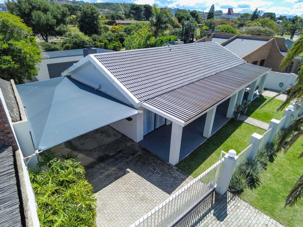 Bayview House For Sale 4 bedrooms, braai areas, garages, 750m to beach