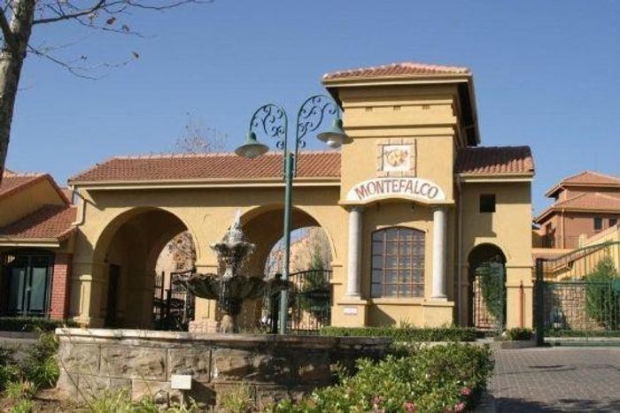 Two-bedroom apartment in Fourways with pool, clubhouse, and 24-hour security. To Rent.