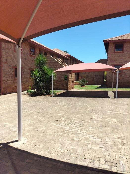 To Rent: Bedfordview Central Townhouse with balcony, office, parking, pool, and lapa.