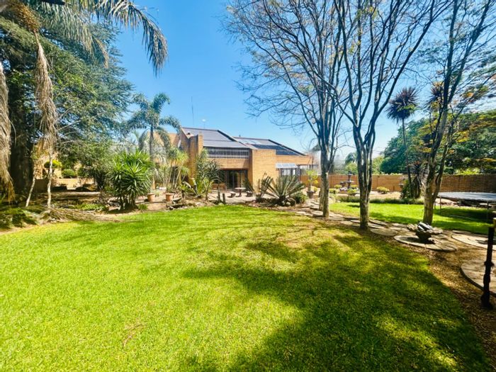 Vryheid Central House For Sale: Indoor pool, home office, garage, and solar power.