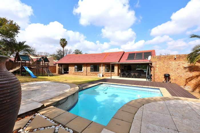 Property #2405937, House For Sale in Sunninghill