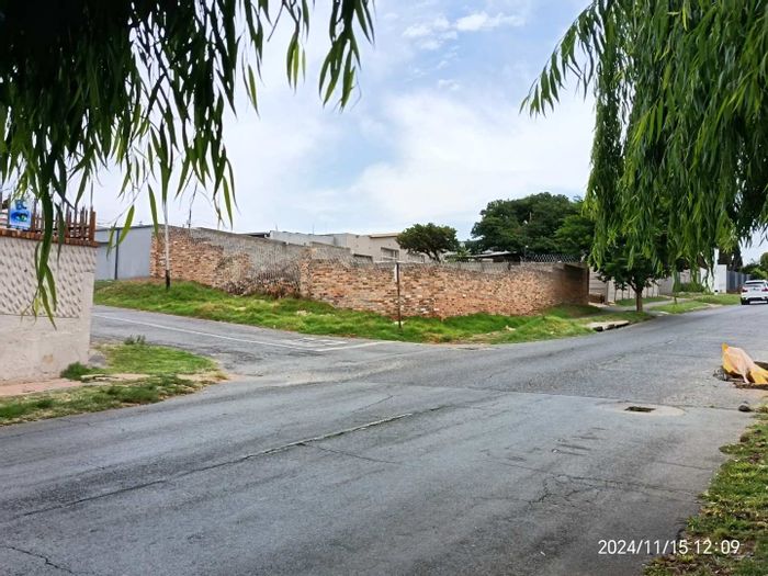 Vacant Land Residential in Newlands For Sale: Secure, walled, prime location for development.