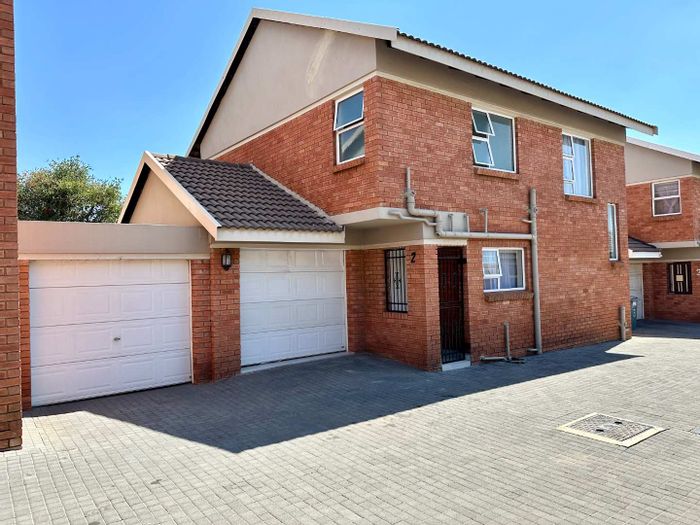 New Redruth Cluster For Sale: Spacious living, pet-friendly garden, ample parking.