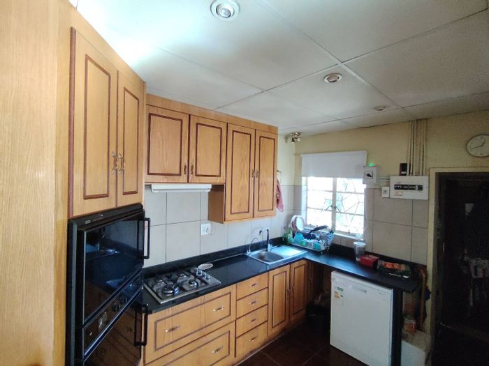 Spacious 4-Bedroom House in Noordhoek - Close to Schools, Shops, and Parks!