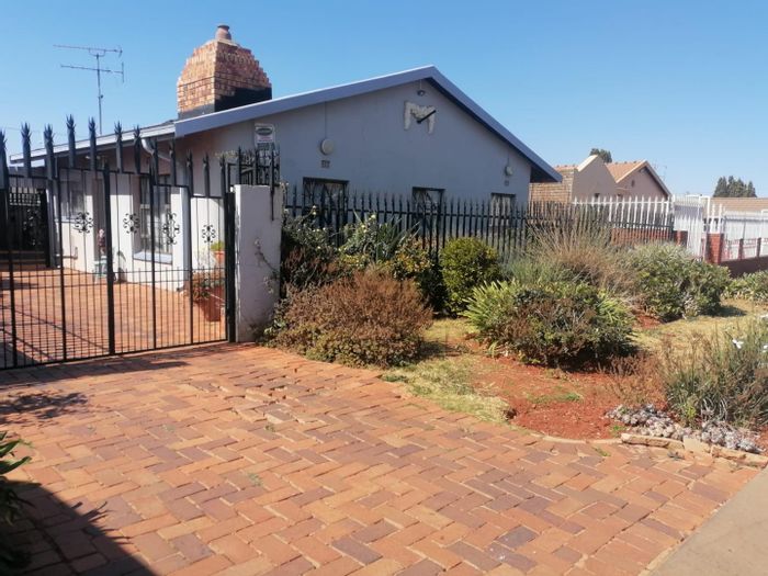 Property #2187671, House pending sale in Lenasia South Ext 1