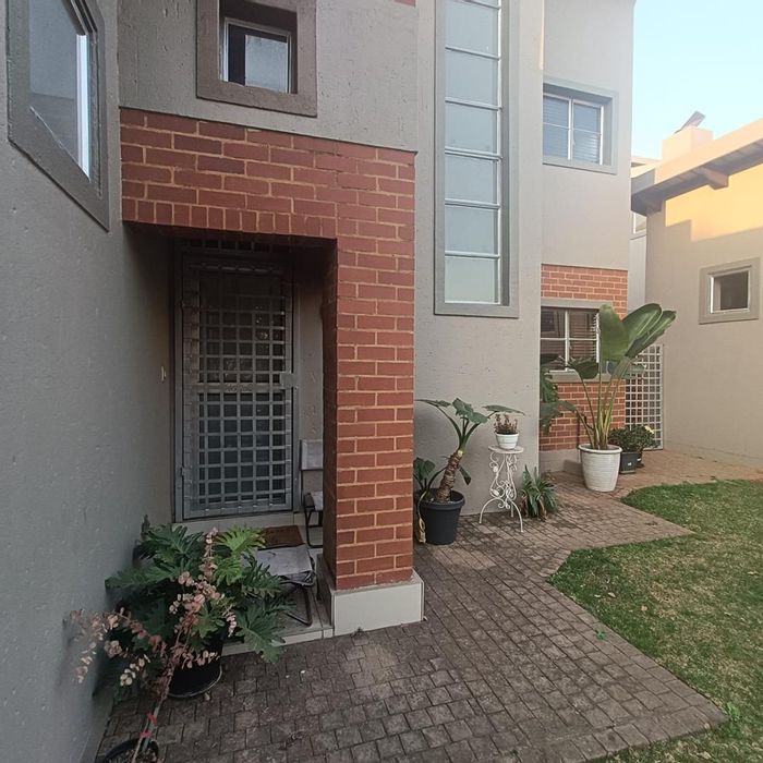 Townhouse for sale in Die Hoewes with pool, garage, and pet-friendly garden.