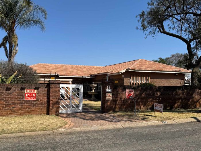 Spacious Brackenhurst House For Sale: Pool, entertainment area, and ample parking.