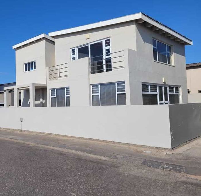 For Sale: House in Fairways Estate with 3 bedrooms, indoor braai, double garage.