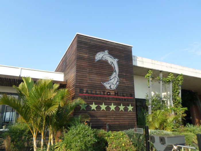 Ballito Central Apartment To Rent: 2 beds, gym, pool, braai, and parking.