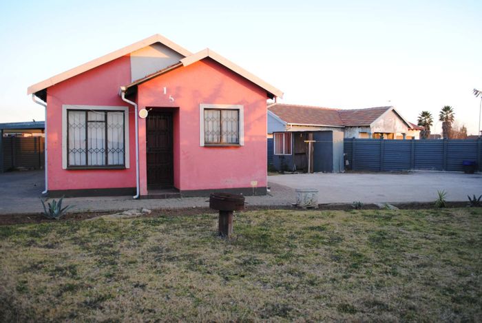 Riversdale House For Sale: 2 Bedrooms, walled yard, carport for two vehicles.