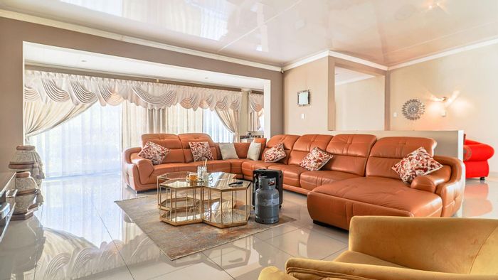 Linmeyer House For Sale: 3 Bedrooms, Flatlet, Pool, Security, Ample Parking.
